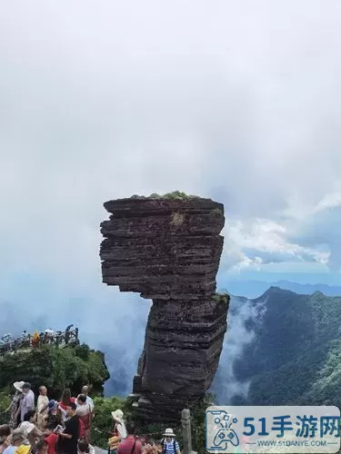 天空之城梵净山 蓝天白云下的梵净山